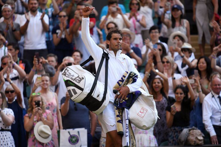 Nadal saluda al público tras el partido