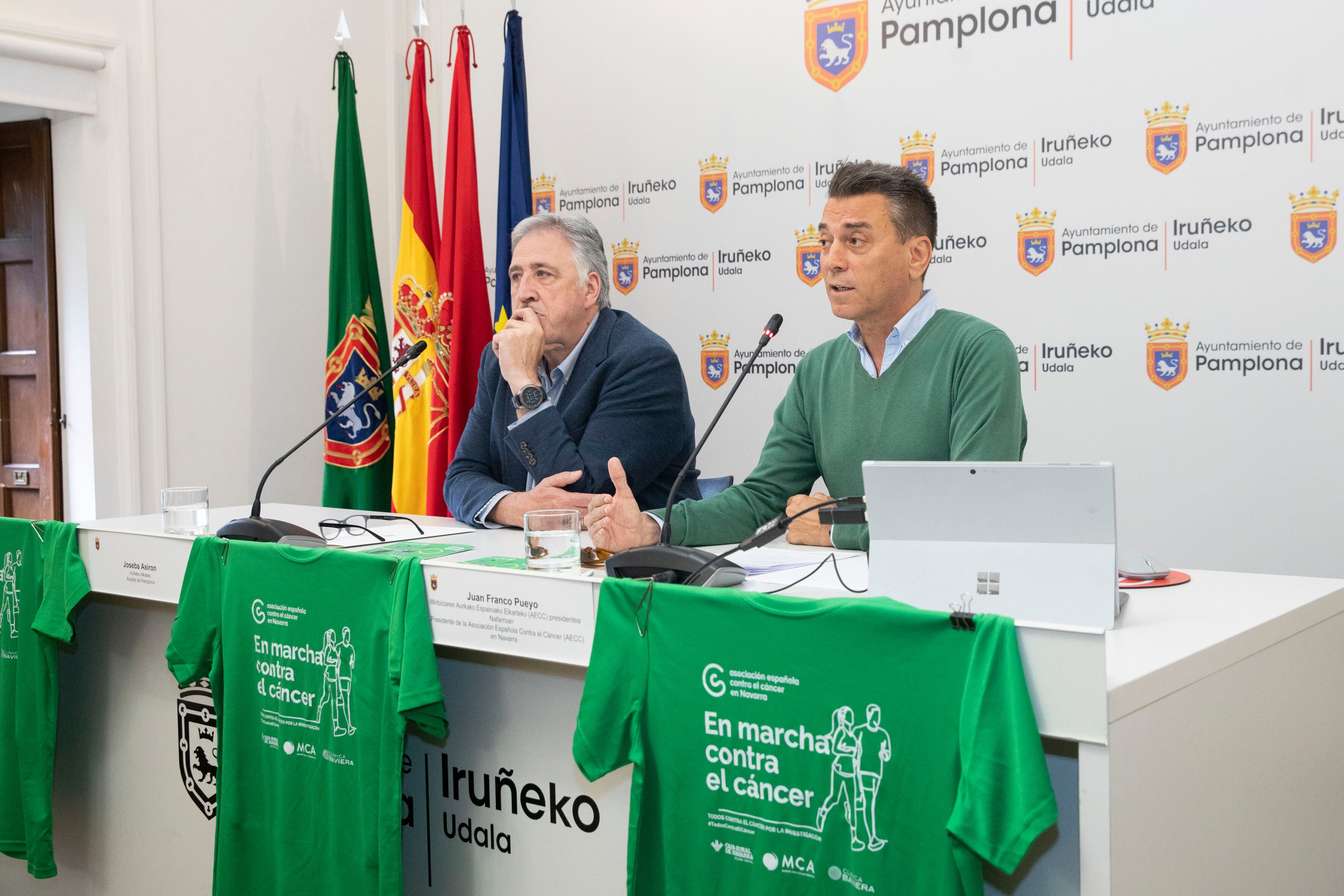 Presentación de la X Marcha Contra el Cáncer, el próximo 16 de junio, con Joseba Asiron, alcalde de Pamplona y el presidente de la AECC Navarra, Juan Franco Pueyo.