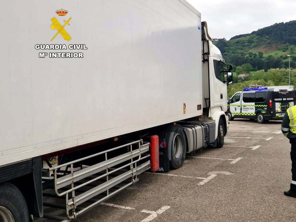 La Guardia Civil de Cantabria sorprende a un camionero circulando a 138 km/h en la A-67 con un camión de gran tonelaje