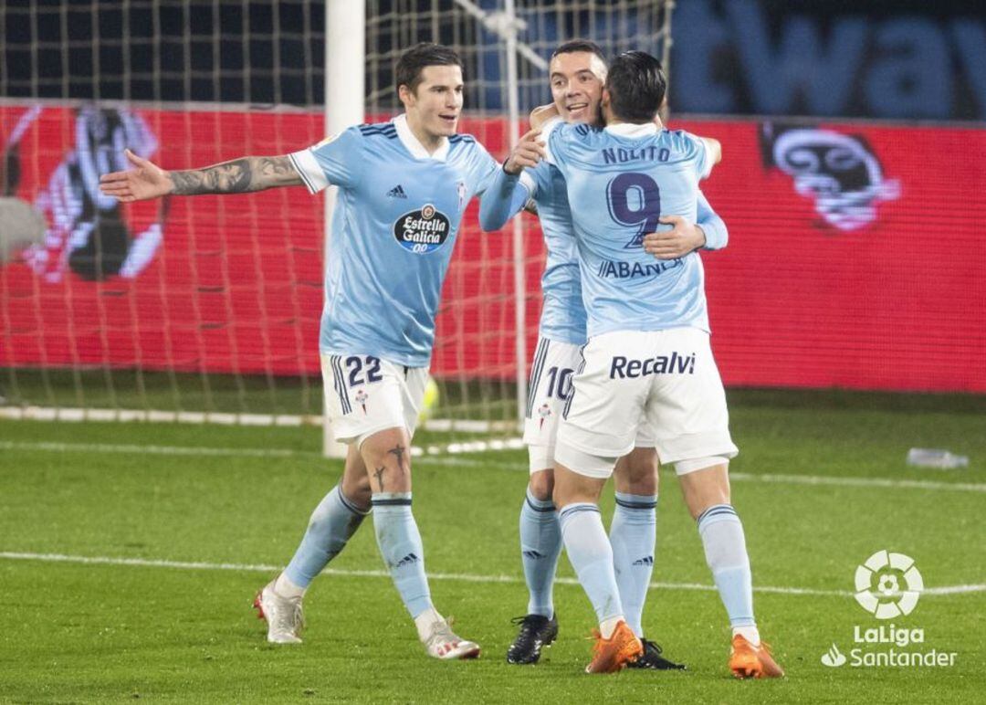 Santi Mina, Iago Aspas y Nolito celebran uno de los goles del Celta al Huesca. 