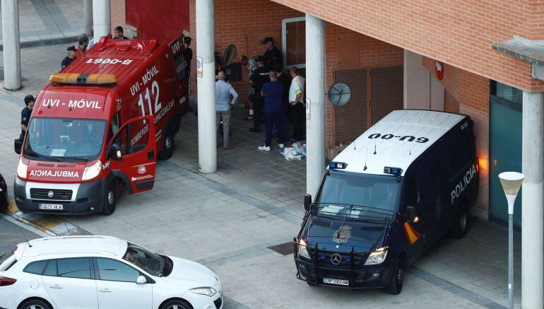 Un policía nacional lleva detenido al hombre que se entregaba después de permanecer atrincherado toda la tarde en un piso del barrio pamplonés de San Jorge tras matar a otro