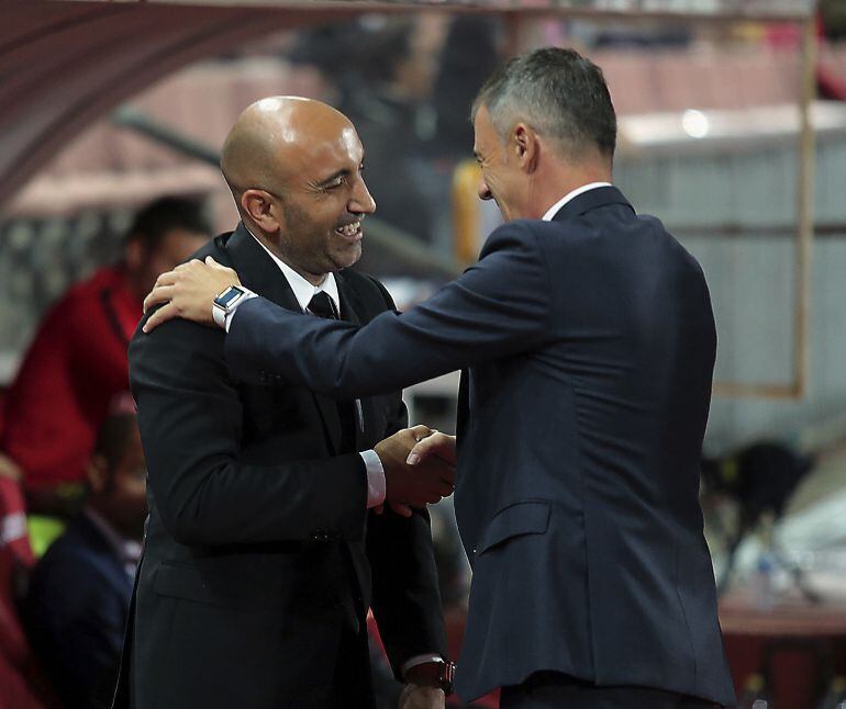 El entrenador del Granada, Lucas Alcaraz , saluda al del Sporting de Gijón, Abelardo Fernández, antes del inicio del partido de anoche