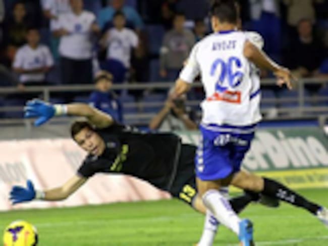 Ayoze Pérez, ante el portero de Las Palmas en el derbi canario