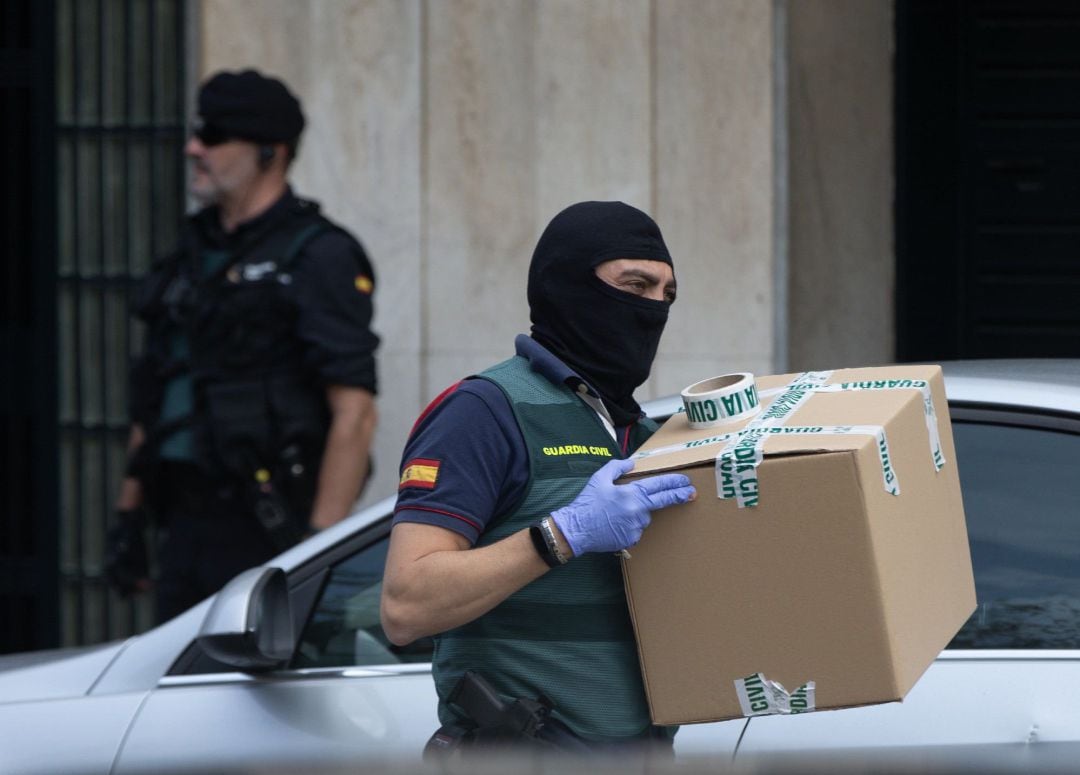 Agentes de la Guardia Civil durante el registro de un domicilio en Sabadell (Barcelona) uno de los registros