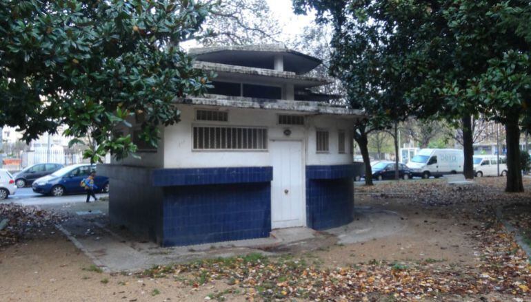 Vista del edificio que acoge los baños del parque Menchu Gal.