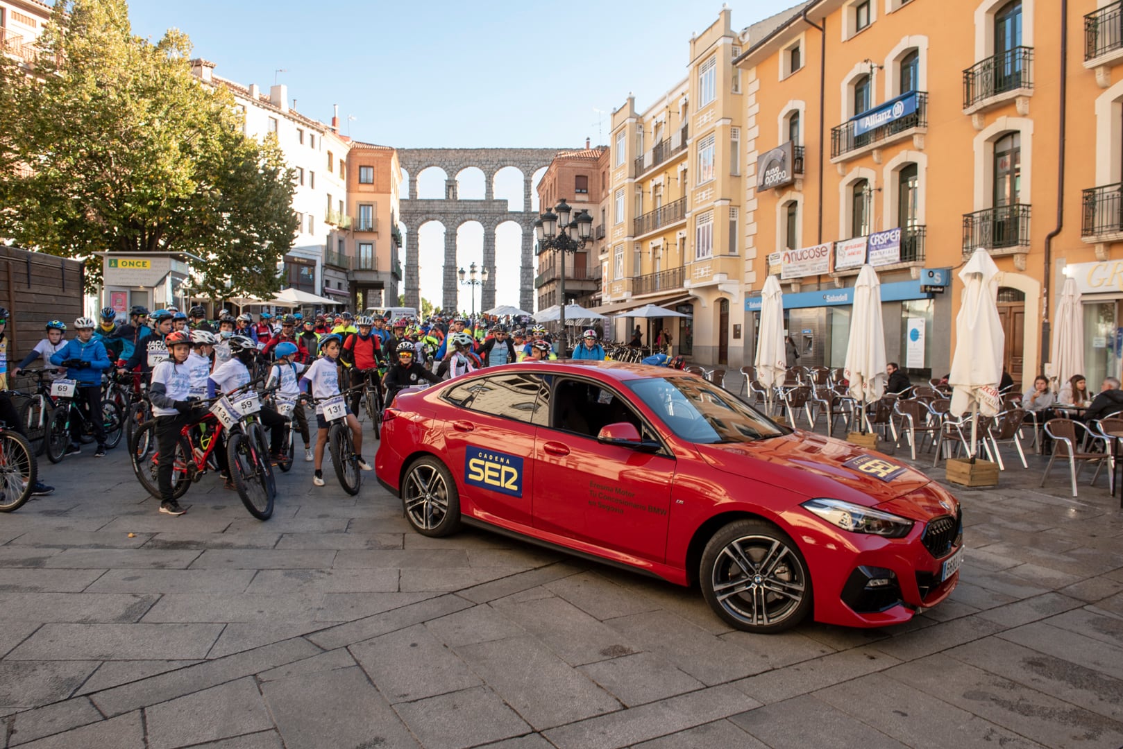 Paso por la avenida del Acueducto de la marcha del Día de la bicicleta de Segovia 2021