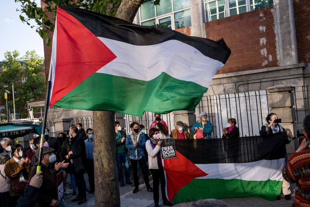 Un grupo de manifestantes ondea la bandera palestina en una protesta frente a la embajada de Israel en Madrid, el pasado 29 de abril, para protestar por la detención de la española Juana Ruiz.