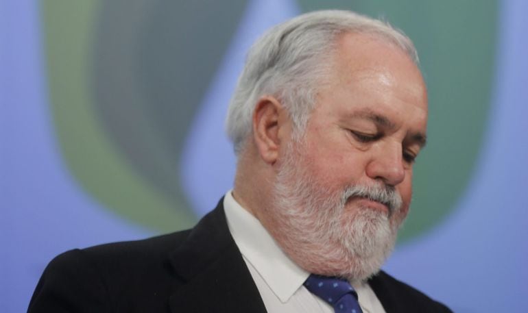 El comisario europeo de Acción por el Clima y Energía, Miguel Arias Cañete, da una rueda de prensa