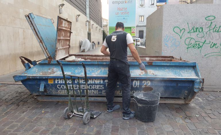 Obrero de la construcción este jueves en Granada