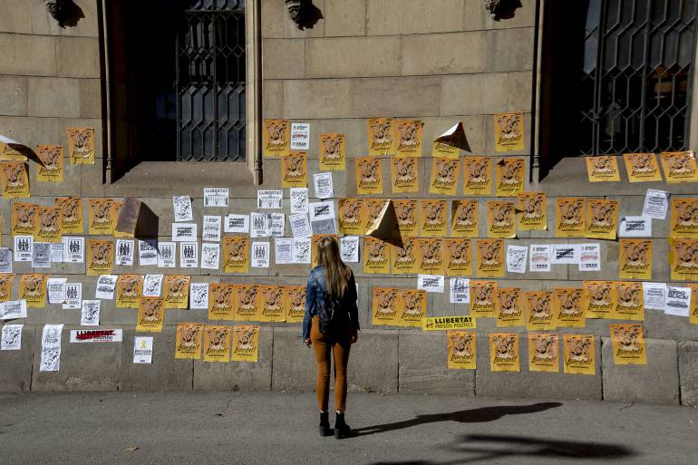 Pegada de carteles en las calles de Barcelona en apoyo a Carles Puigdemont y el resto del Govern cesado.