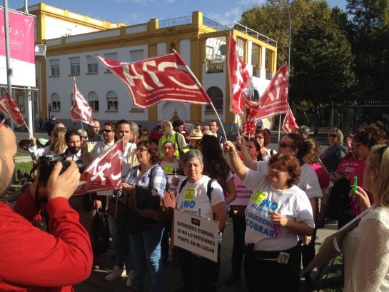 Un momento de la concentración a las puertas de la Diputación de Córdoba