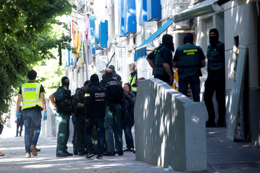 Los Mossos d&#039;Esquadra, la Policía Nacional y la Guardia Civil están participando esta mañana en un gran dispositivo conjunto contra el tráfico de drogas en la población de El Prat de Llobregat (Barcelona) en el que intervienen unos 300 agentes