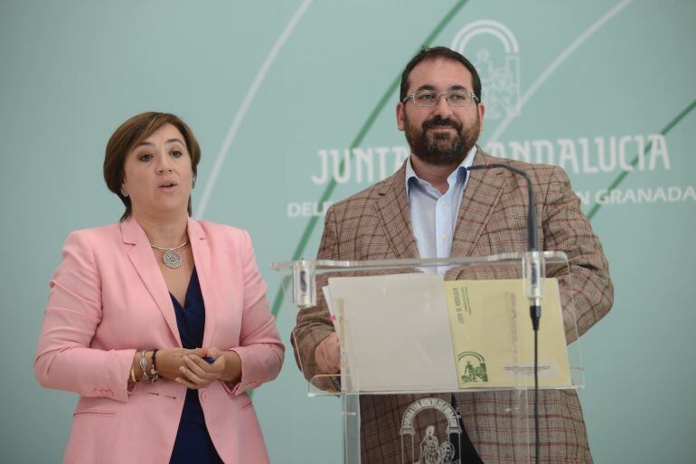 Presentación de las actuaciones en rueda de prensa por la delegada del Gobierno de la Junta en Granada, Sandra García, y el delegado de Educación, Germán González