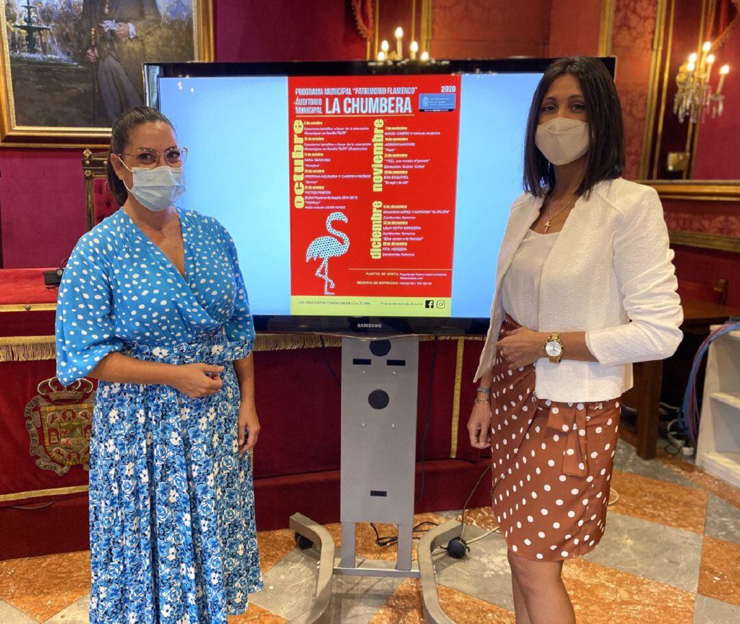 La concejala de Cultura, Lucía Garrido, y María González durante la presentación de la programación de este otoño en La Chumbera