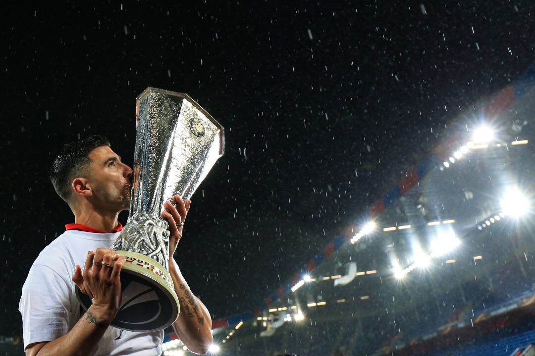 José Antonio Reyes besa uno de los trofeos de la UEFA que ganó con el Sevilla