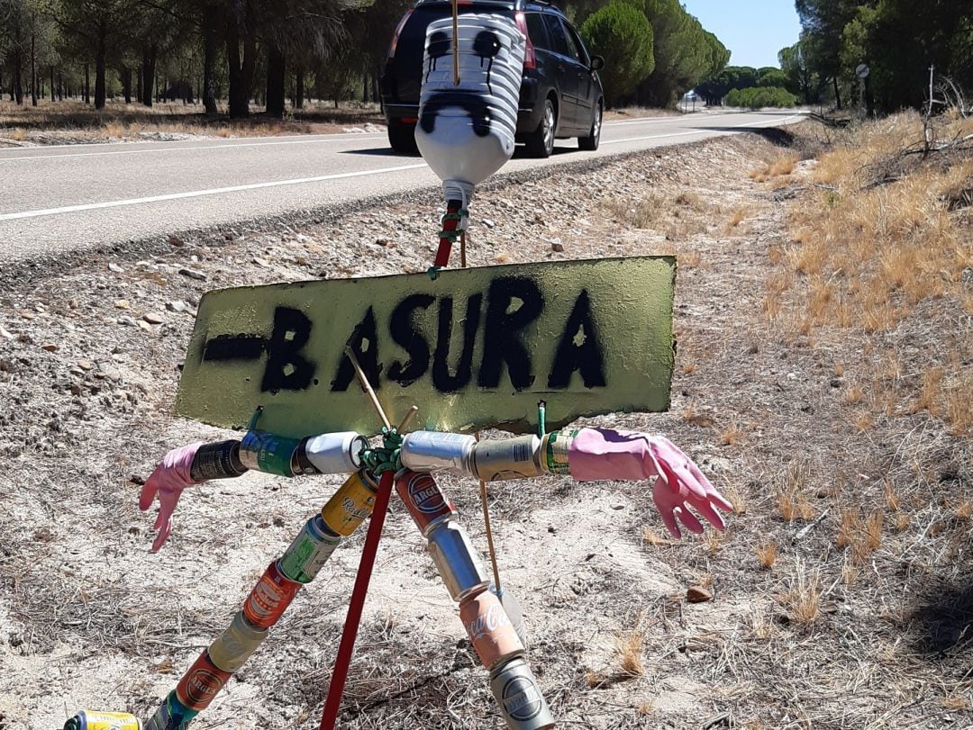 Espantapájaros para concienciar a los conductores sobre la basura lanzada desde el vehículo