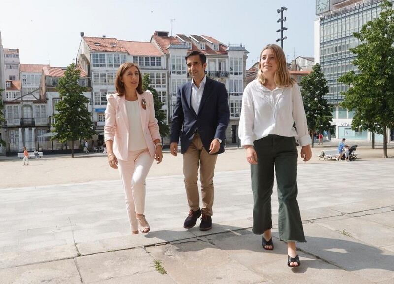 Ángel Vázquez, José Manuel Rey Varela y Blanca García a la plaza de Armas (foto: Concello de Ferrol)