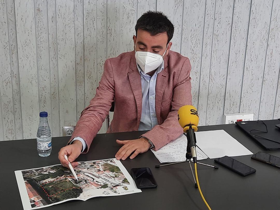 Carlos Fraile señala los terrenos que se van a adquirir junto a la iglesia de San Francisco