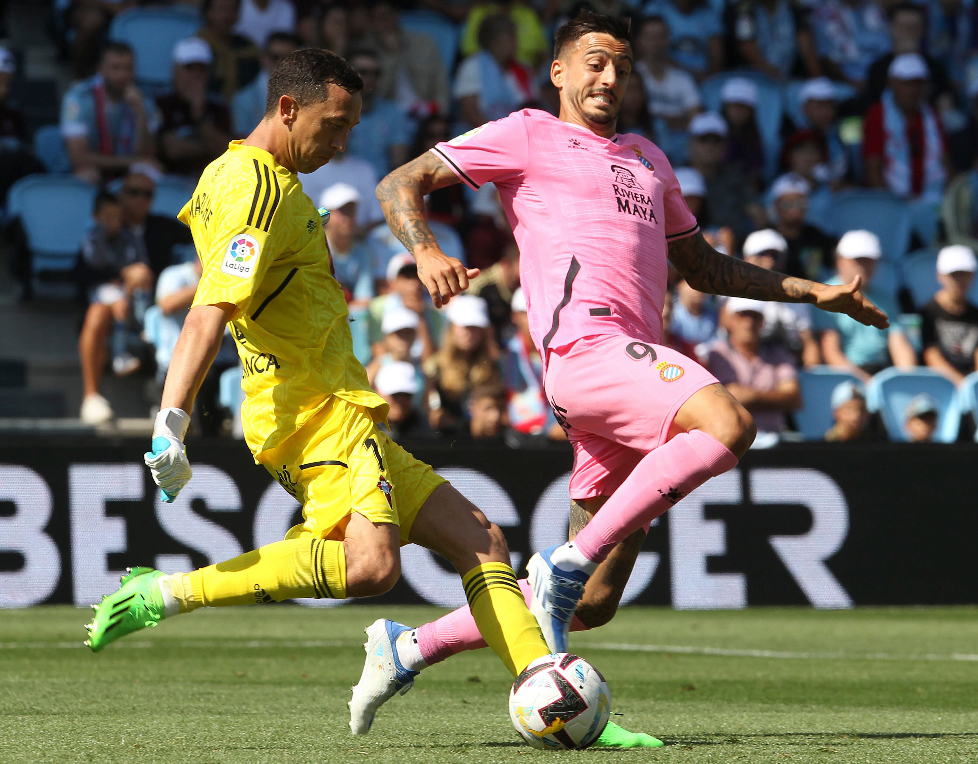 VIGO (PONTEVEDRA), 13/08/2022.- El portero del Celta de Vigo, Agustín Marchesín (i), despeja el balón ante el delantero del Espanyol Joselu (d), en el partido de la primera jornada de Liga celebrado en el estadio Balaidos de Vigo. EFE/Salvador Sas
