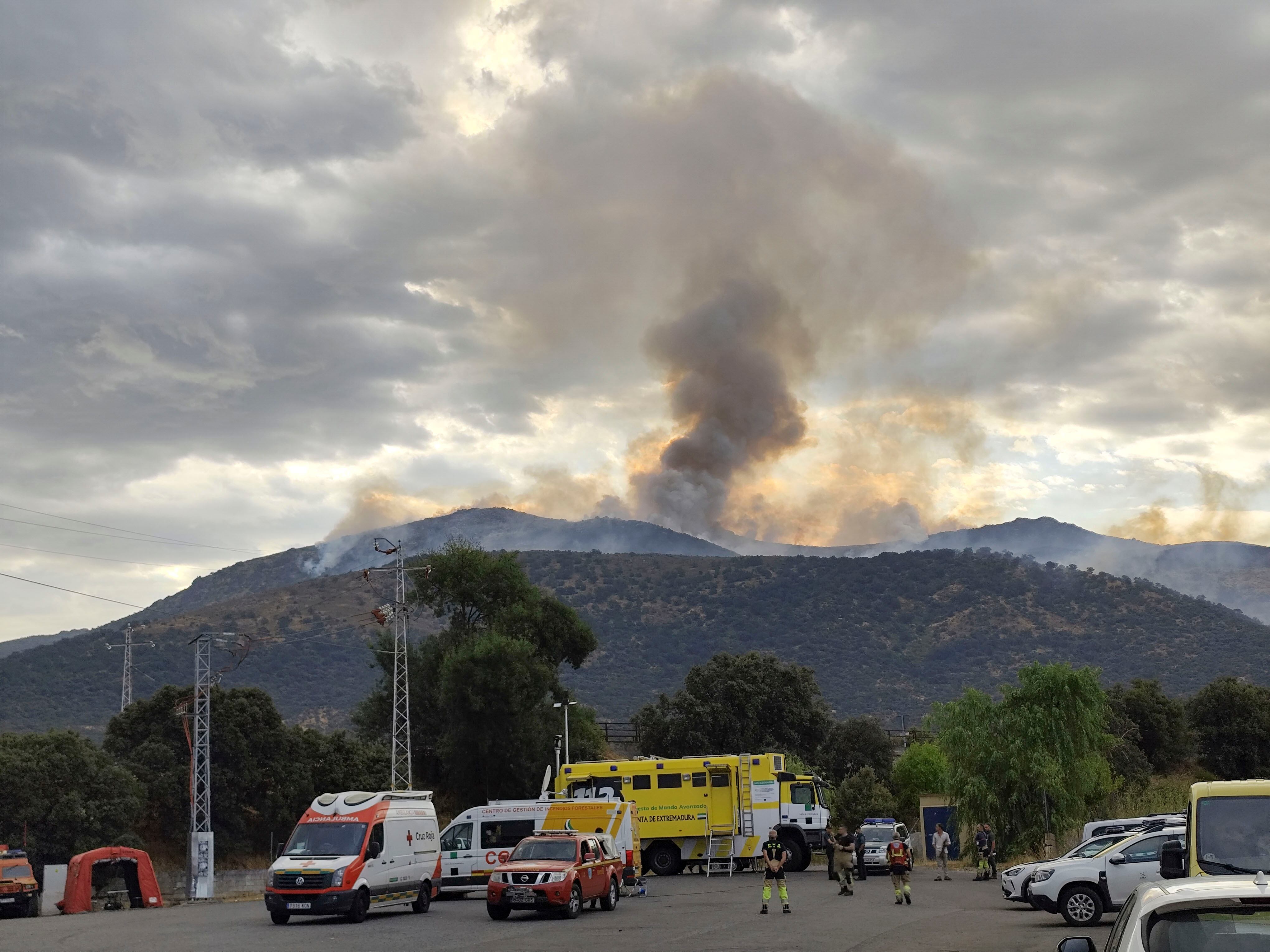 JARILLA (CÁCERES), 13/08/2025.- La Junta de Extremadura ha activado la situación operativa 2 del Plan Especial de Protección Civil ante Incendios Forestales (INFOCAEX), debido a un incendio originado este martes en Jarilla (Cáceres) que, según las primeras estimaciones, ha quemado una superficie de 500 hectáreas y que ha obligado a la evacuación de tres núcleos de población. EFE/Eduardo Palomo