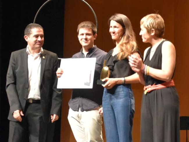 David Cantó i Sandra Obiol recullen el Premi 9 d'Octubre per al Centre Cultural Ovidi Montllor.