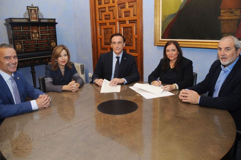 Firma del acuerdo entre Diputación y Universidad