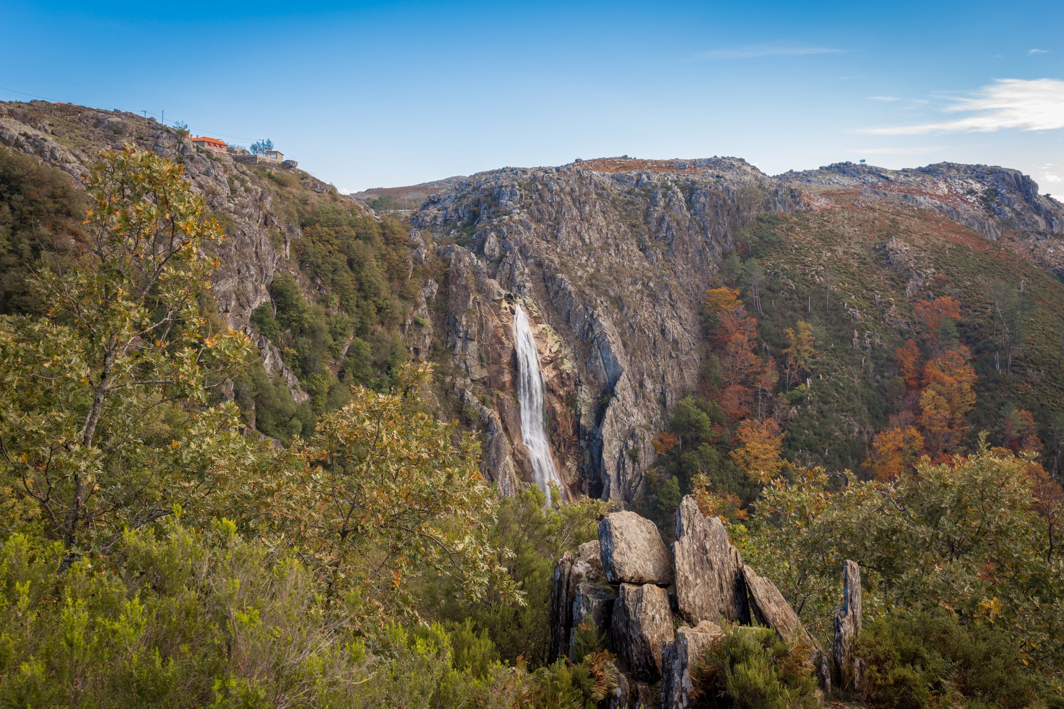 La cascada tiene 75 metros de altura y está ubicada a unos pocos kilómetros de Oporto.