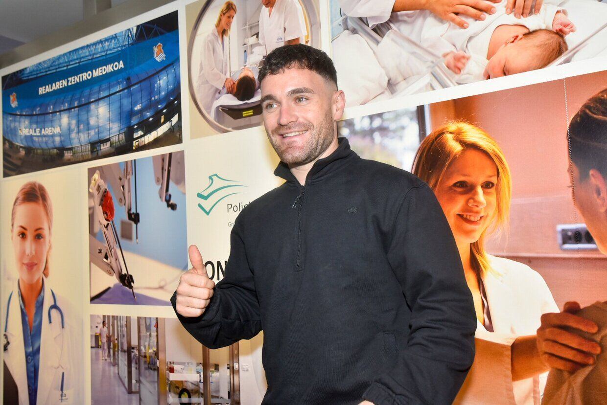 Javi Galán posa en la Policlínica Gipuzkoa a su llegada a Donostia