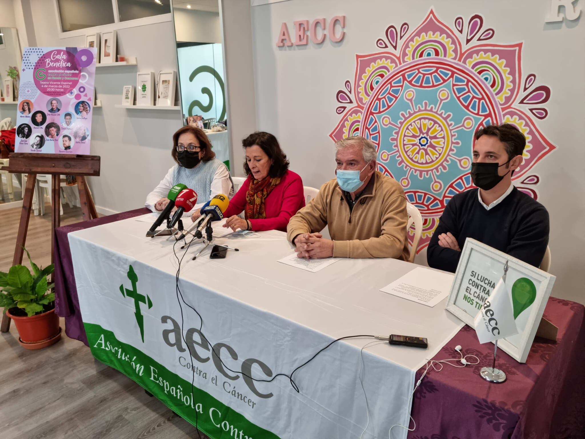 Varios componentes de Junta directiva de la AECC en Ronda han presentado el evento musical este jueves