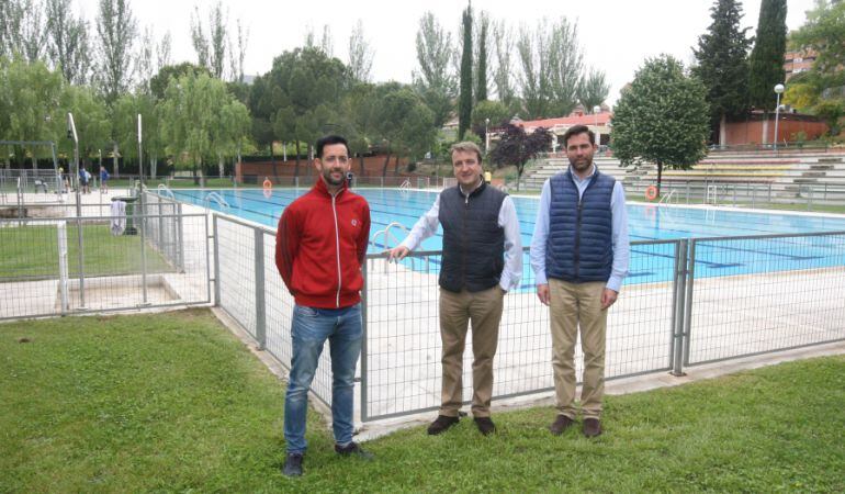 El alcalde, Jesús Moreno (centro), y el edil de Deportes, Javier Juárez (derecha), han visitado las mejoras de las piscinas municipales antes de su apertura oficial 