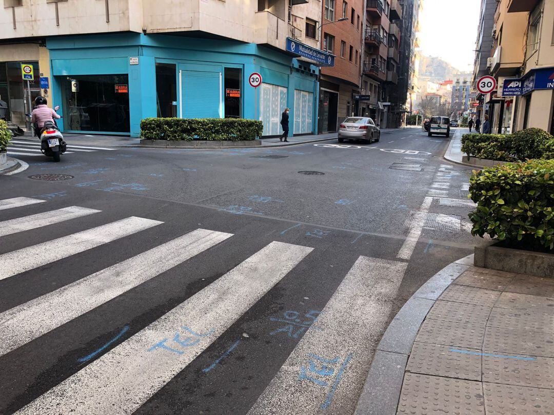 Imagen del último tramo de Reyes Católicos con pintadas antes de iniciar las obras