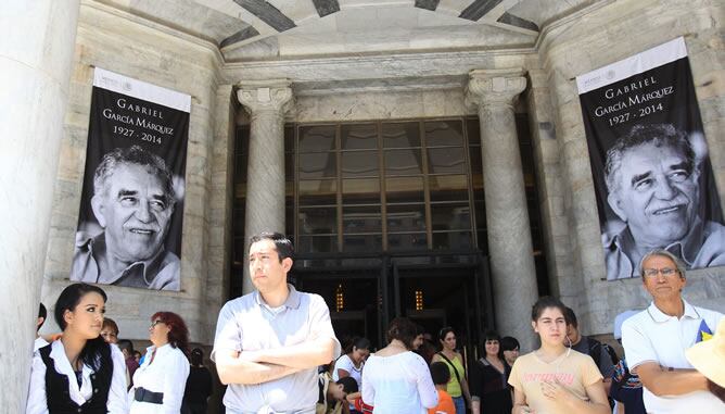 El acceso principal al Palacio de Bellas Artes muestra imágenes del escritor colombiano Gabriel García Márquez a quien se le rinde un magestuoso homenaje este lunes en Ciudad de México