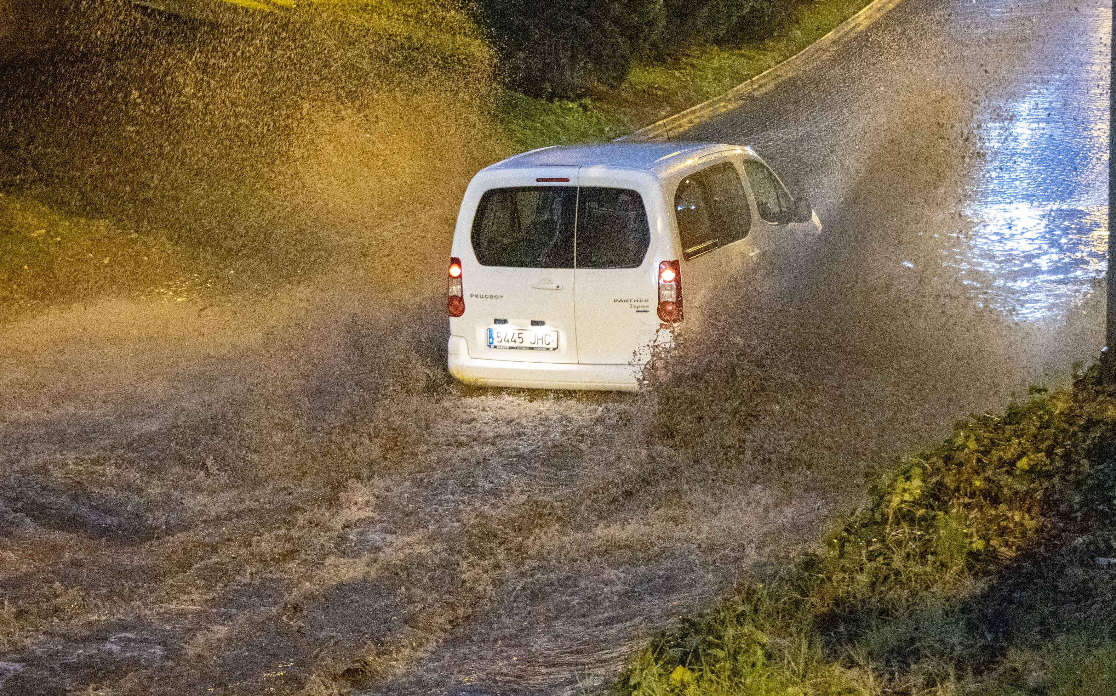 LOGROÑO, 01/09/2023.- Una gran tromba de agua ha descargado sobre Logroño con 4,5 litros por metro cuadrado, ha recogido la estación del SOS Rioja, acompañada de pequeño granizo y fuertes rachas de viento que han superado los 60 kilómetros por hora.- EFE/Raquel Manzanares
