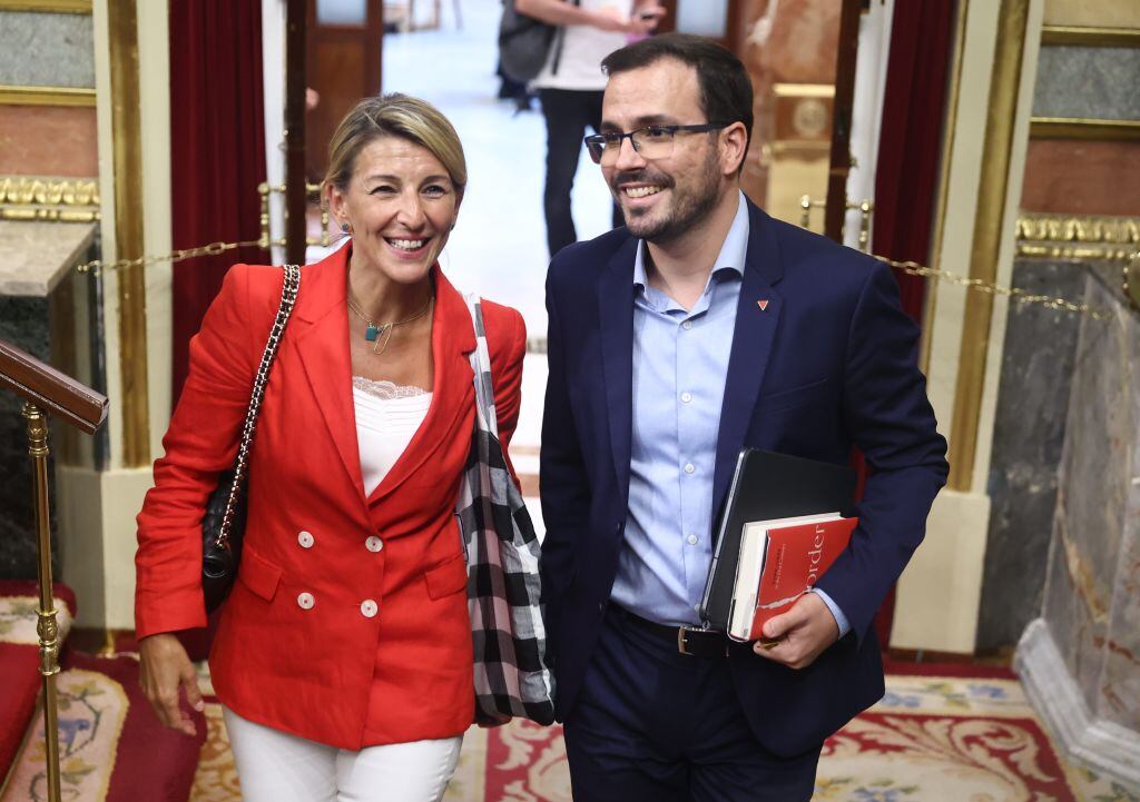 La vicepresidenta segunda y candidata de Sumar, Yolanda Díaz, junto al ministro de Consumo, Alberto Garzón, en los pasillos del Congreso.