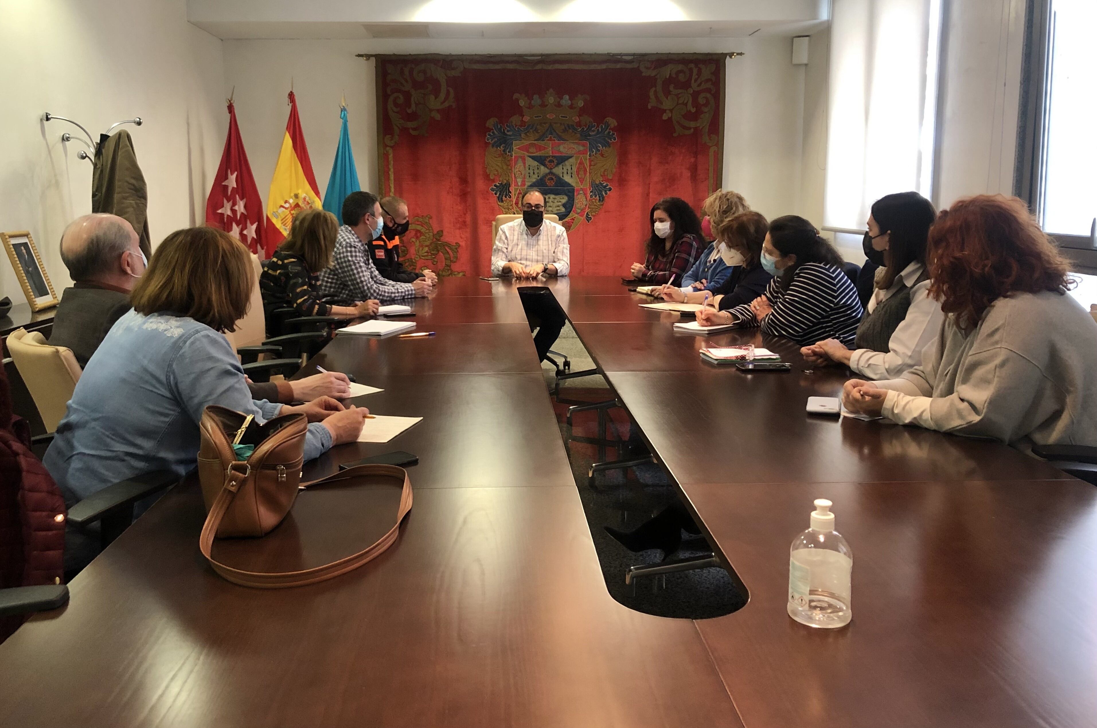 Este grupo de trabajo está formado por el alcalde, Santiago Llorente, la concejala de Cooperación, Virginia Jiménez, la concejala de Servicios Sociales, Pilar Cano, el concejal de Seguridad, Óscar Oliveira y todos los técnicos responsables de diferentes áreas implicadas: Seguridad Ciudadana, Educación, Cooperación, Inmigración, Multiculturalidad, Servicios Sociales, Servicio de Atención Ciudadana o Protección Civil entre otros. El Consistorio comienza a trabajar con Caritas Diocesanas de Getafe, entidad que cuenta con una delegación en Ucrania y que colabora de forma habitual con el Ayuntamiento.