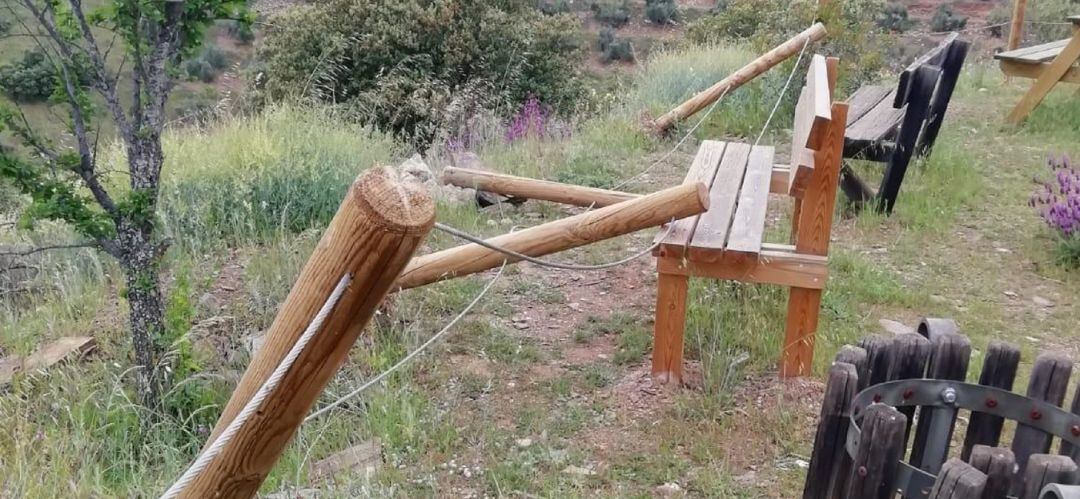 Estado en el que ha quedado el mirador del castillo de La Carolina tras sufrir un nuevo acto vandálico.