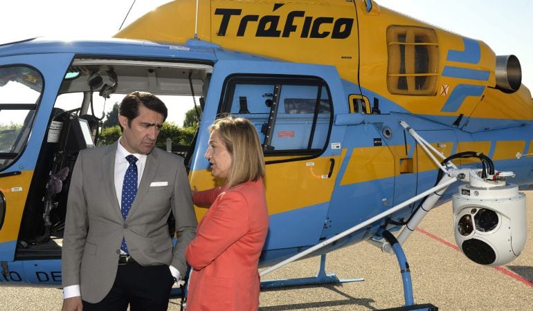 El delegado del Gobierno en Castilla y León, Juan Carlos Suárez-Quiñones, junto a la coordinadora regional de la DGT, Inmaculada Matías, durante la presentaciónde la primera operación de Tráfico de este verano de la DGT en las carreteras de Castilla y Leó