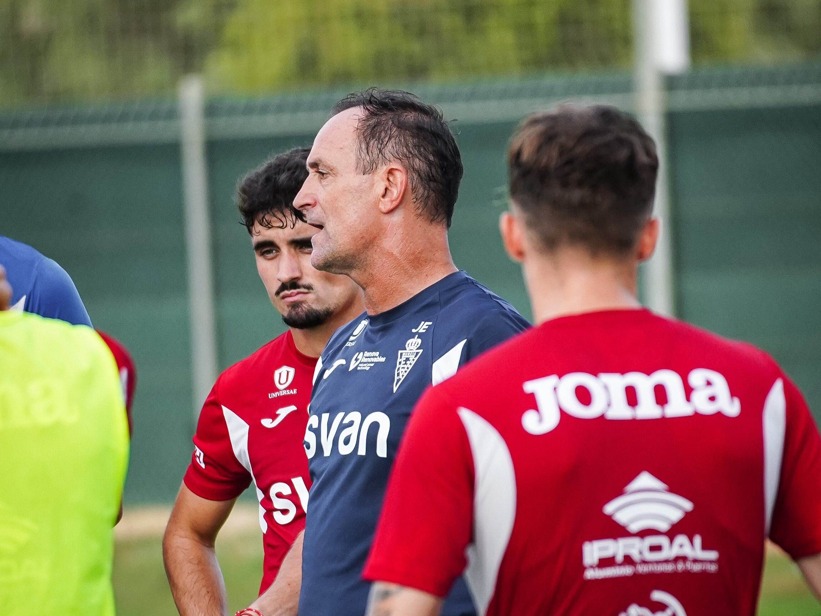 Joseba Etxeberria dirige un entrenamiento del Real Murcia.
