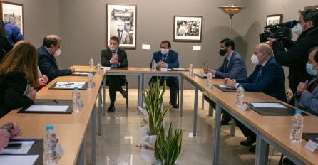 Emiliano García-Page, presidiendo la reunión de trabajo de hoy en Puertollano