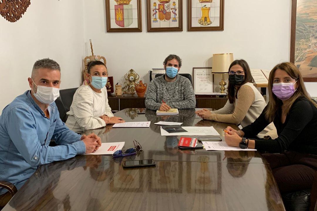 Reunión del alcalde, Jacobo Medianero, con la secretaria provincial de CCOO en Cuenca, María José Mesas; Carlos Hortelano, responsable de organización de CCOO Cuenca; y Blanca García, responsable de igualdad del sindicato 