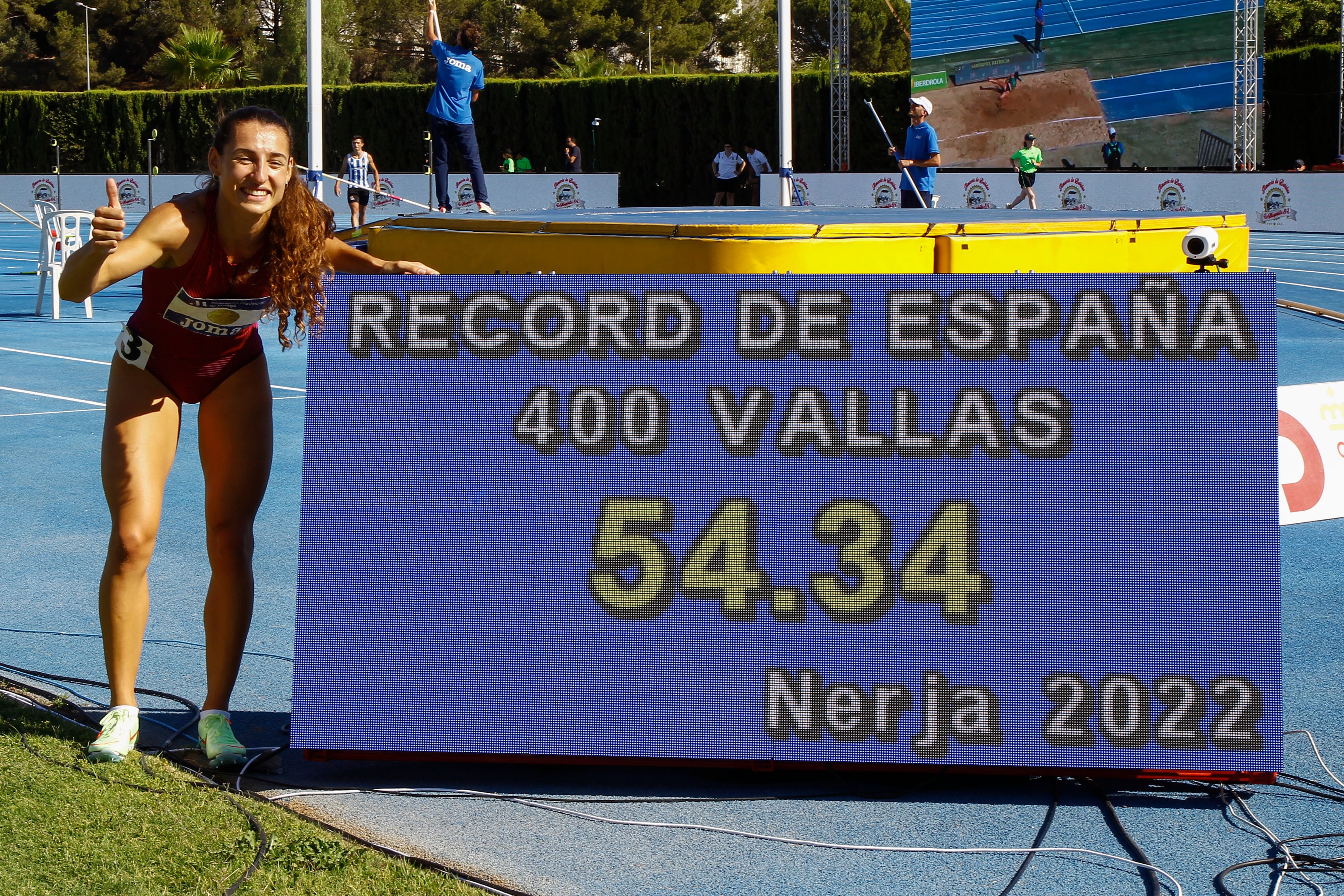 NERJA (MÁLAGA), 25/06/2022.- La atleta Sara Gallego se ha proclamado campeona de España en los 400 m valla con un tiempo de 54.34 s, récord de España, en el campeonato de España Absoluto de Atletismo que se celebra en la localidad de Nerja. EFE/Álvaro Cabrera
