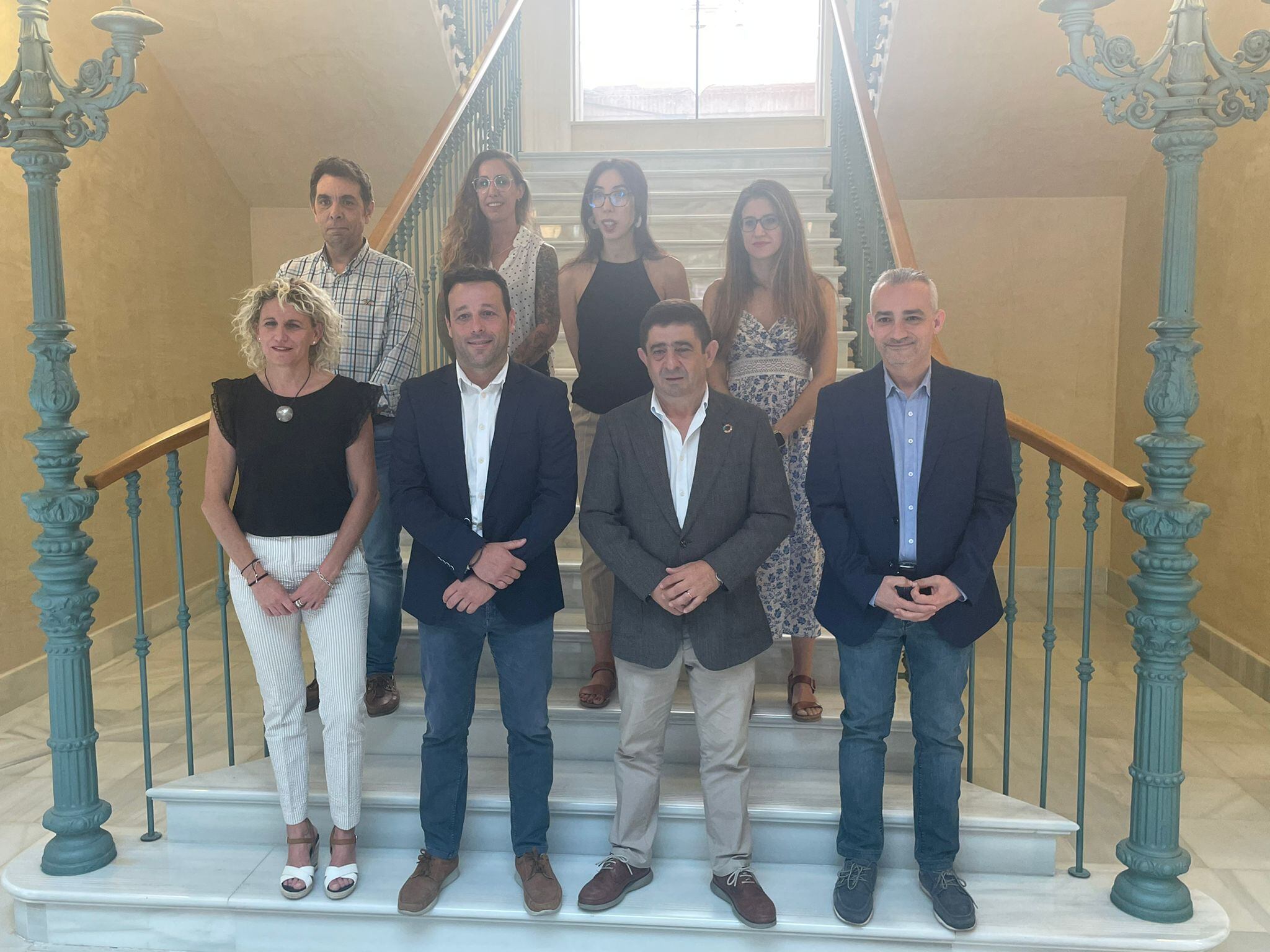 Miembros del equipo de gobierno posan, en el Ayuntamiento de Linares, junto a Francisco Reyes.