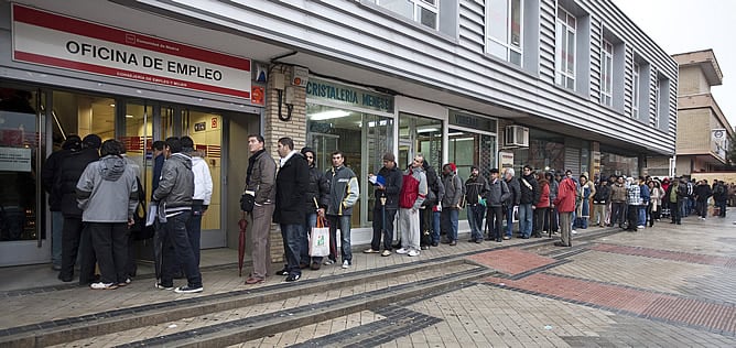 Cola del paro en una oficina de desempleo en Madrid