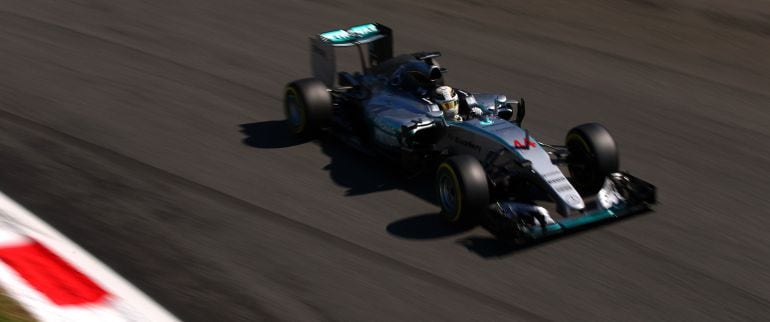 Hamilton encara una curva en Monza