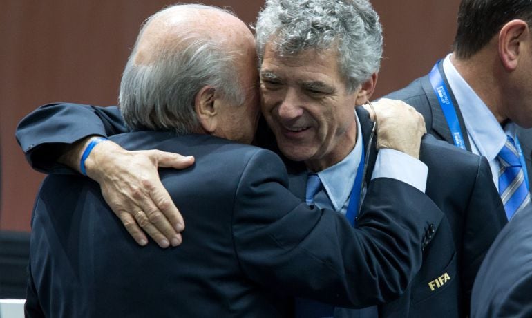 Ángel Villar saluda a Joseph Blatter en una reunión de la FIFA.