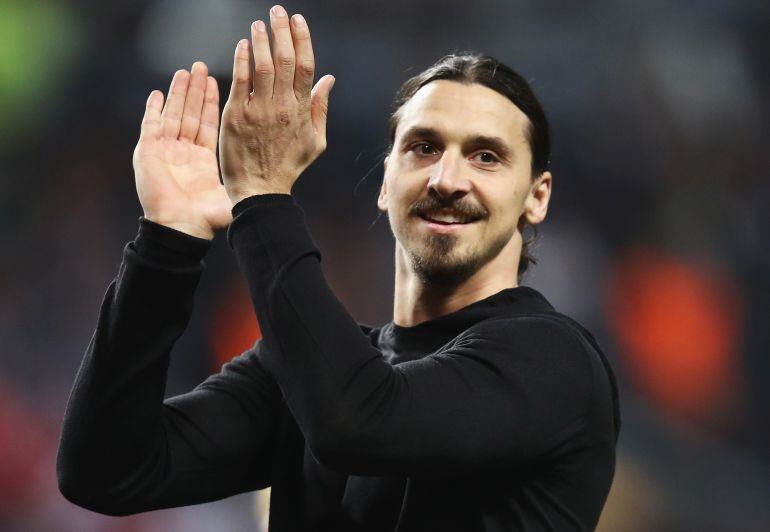 Ibrahimovic aplaude después de un partido