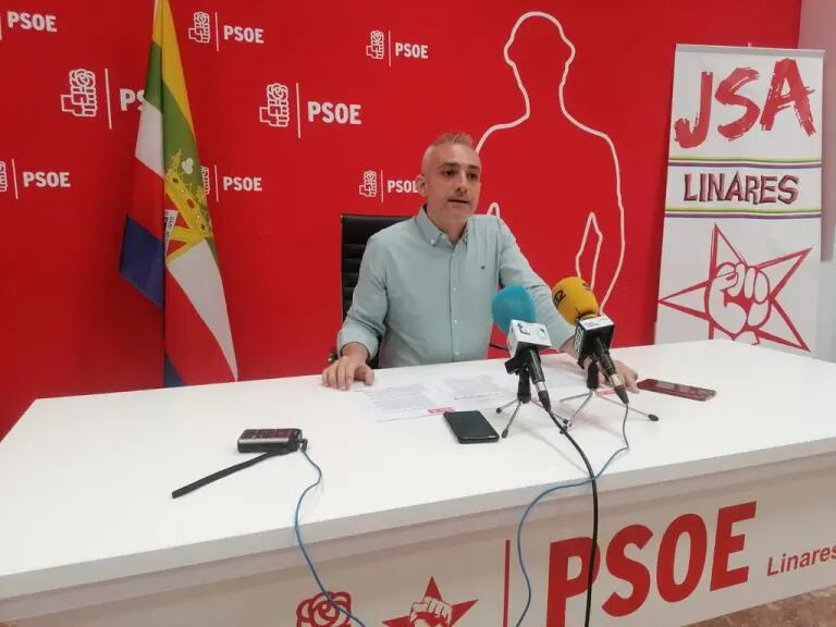 Javier Palacios, durante su comparecencia en la sede del PSOE de Linares.