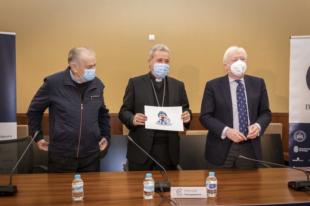 El presidente de la Fundación Catedral 2021, el arzobispo Mario Iceta, muestra un boceto de la mascota del VIII centenario de la Catedral, una versión infantil del Papamoscas