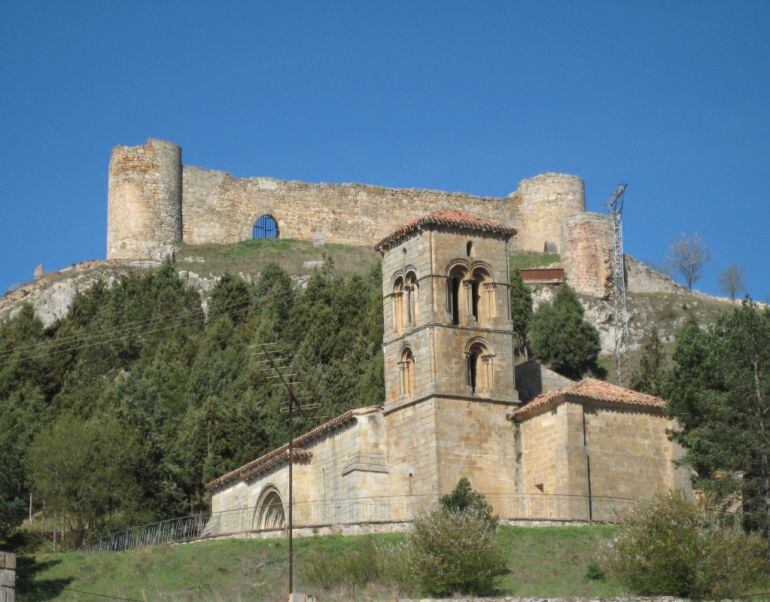 Ermita de Santa Cecilia y al fondo Castillo de Aguilar de Campoo