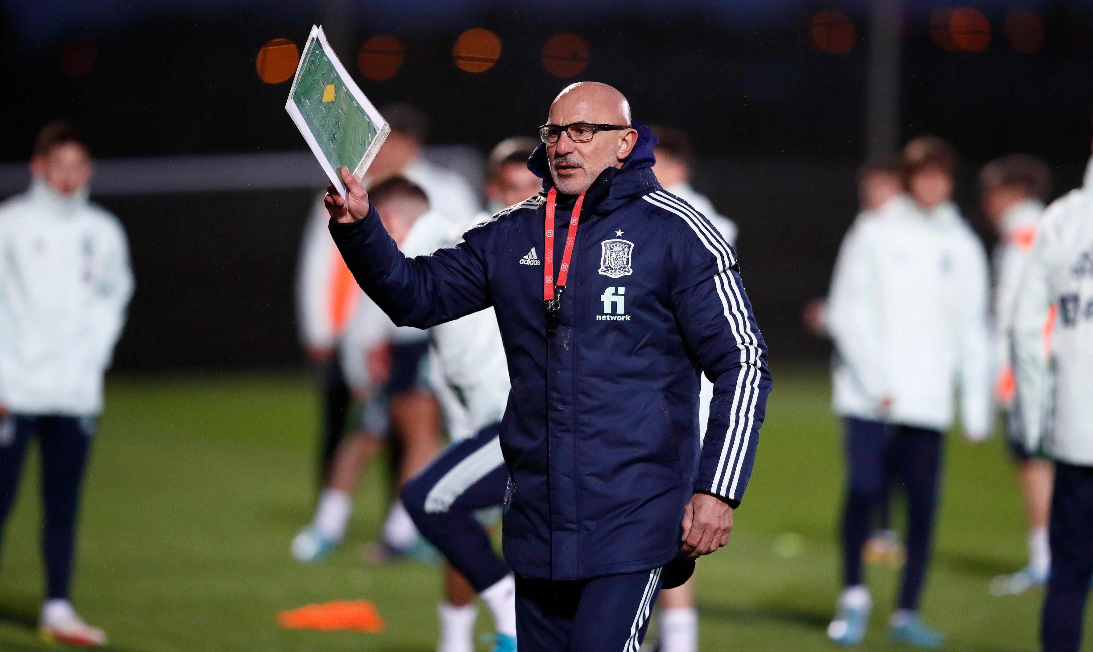 LAS ROZAS (MADRID), 21/03/2022.- El técnico de la selección española sub-21, Luis de la Fuente, durante el entrenamiento que han realizado hoy lunes en la Ciudad de Fútbol de Las Rozas, preparatorio para los partidos ante Lituania y Eslovaquia. EFE / Eidan Rubio / RFEF. ***SOLO USO EDITORIAL / SOLO USO DISPONIBLE PARA ILUSTRAR LA NOTICIA QUE ACOMPAÑA/ (CRÉDITO OBLIGATORIO)***